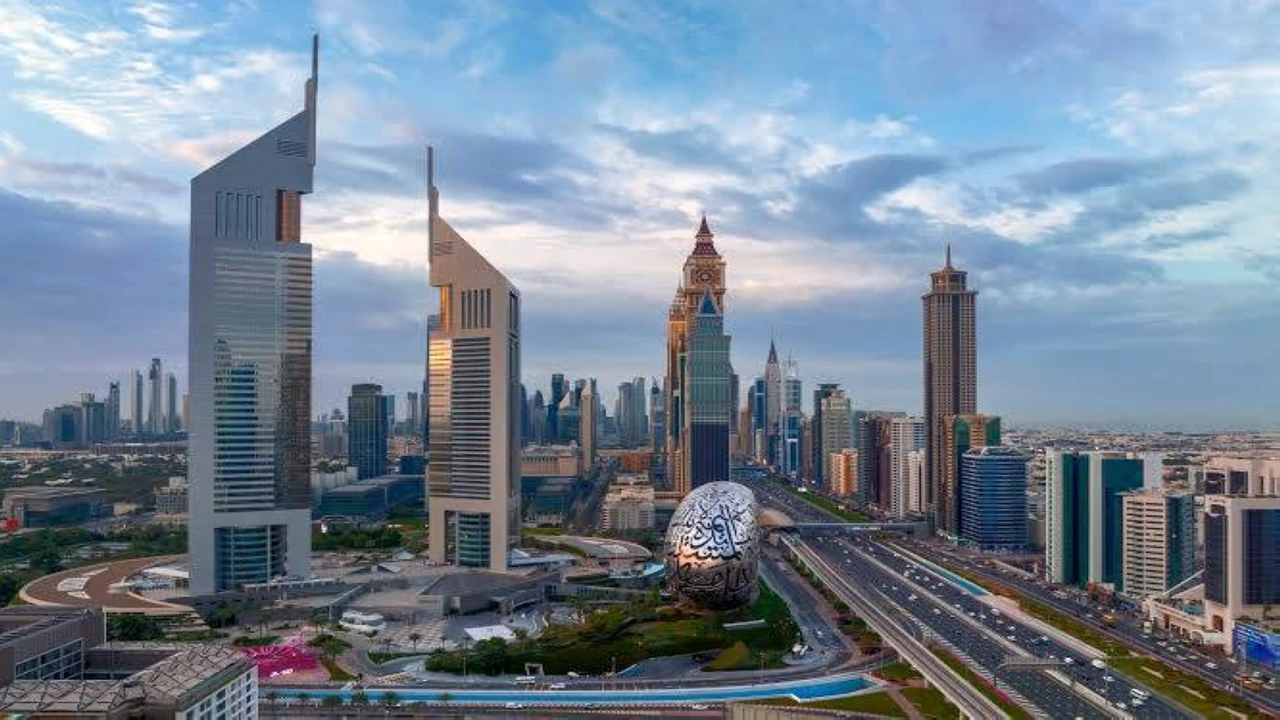 طقس الإمارات غداً: توقعات بأجواء غائمة جزئياً